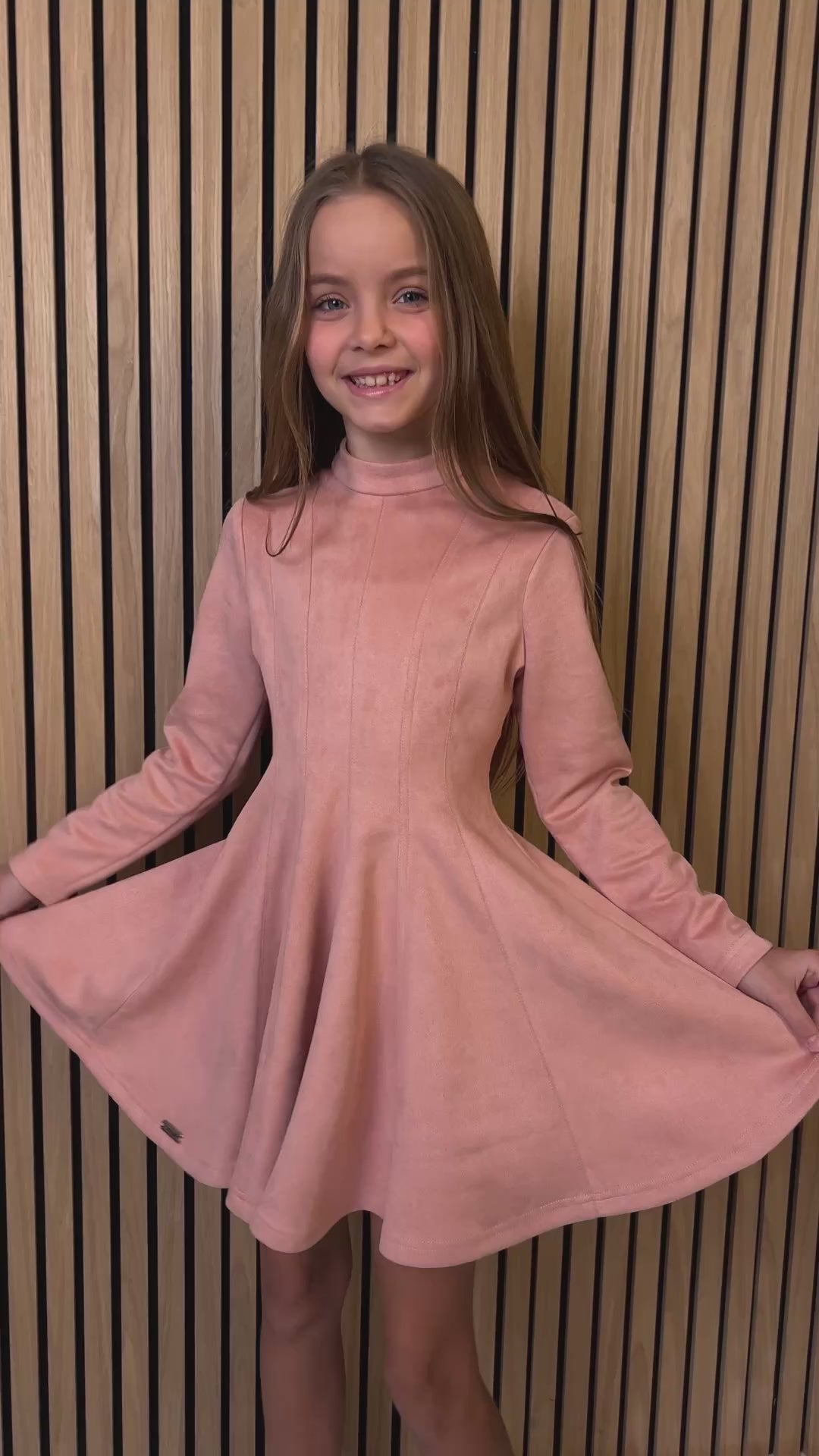 Încărcați videoclipul: Rochita Brielle Roz Peach